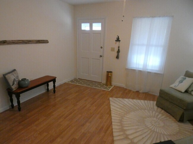 Building Photo - 930 Bryant Ave