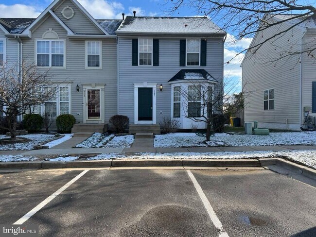 Foto del edificio - Beautiful and immaculate 3bd 2/2bth end of group townhome in Odenton