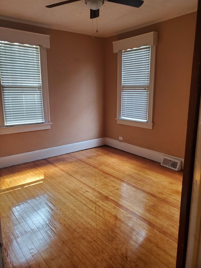 Building Photo - 622 W King Ave