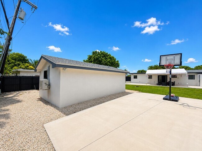 Foto del edificio - 5350 NW 174th Dr