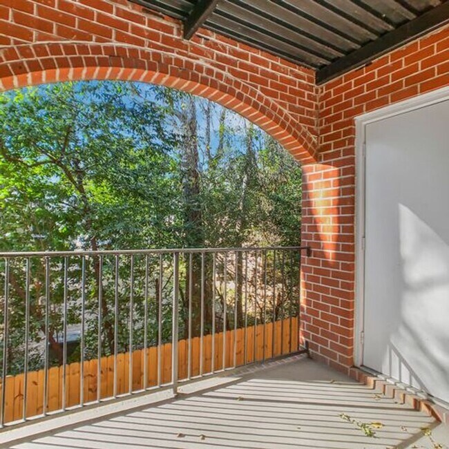 Building Photo - Emory Woods 2 Bed 2 Bath Apartment! Available April 1st!