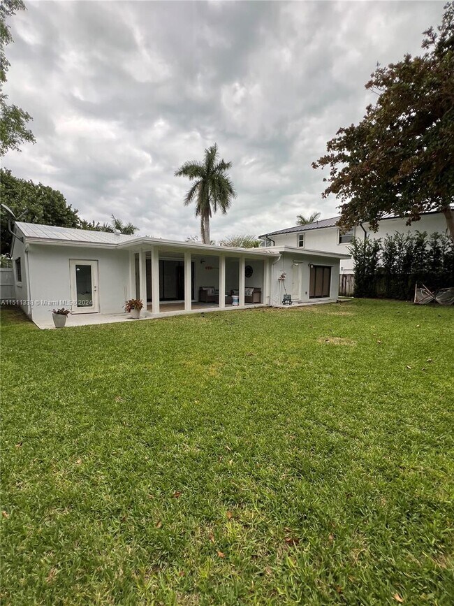 Foto del edificio - 482 Ridgewood Rd