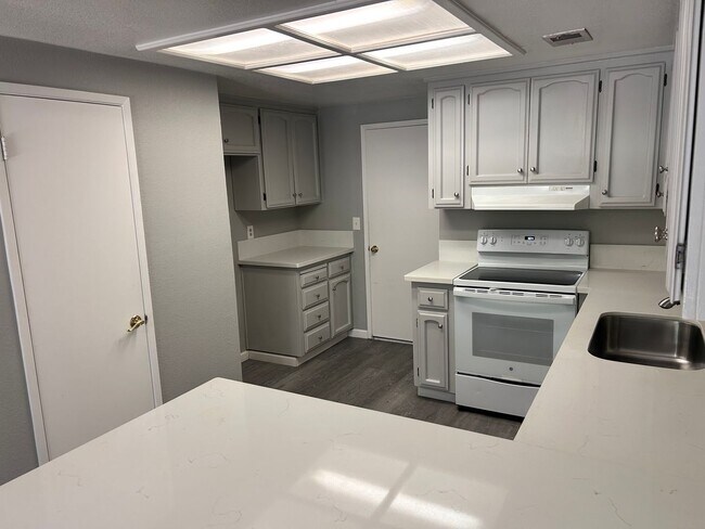 Foto del edificio - 3 Bedroom/3 Bath Tiffany Estates Ripon Ca