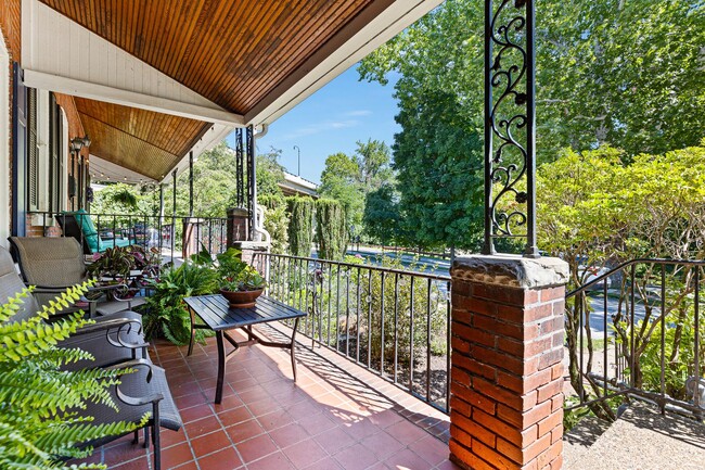 Building Photo - Beautiful townhome with Brandywine River views