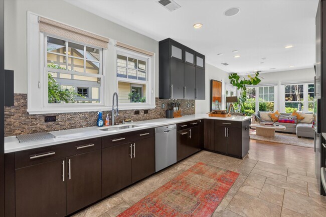 Foto del edificio - 2038 Dartmouth Pl