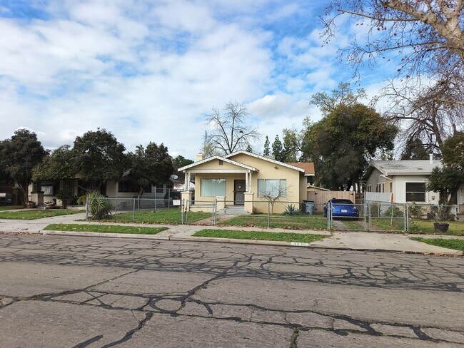 Foto del edificio - 3 bedroom home with large yard