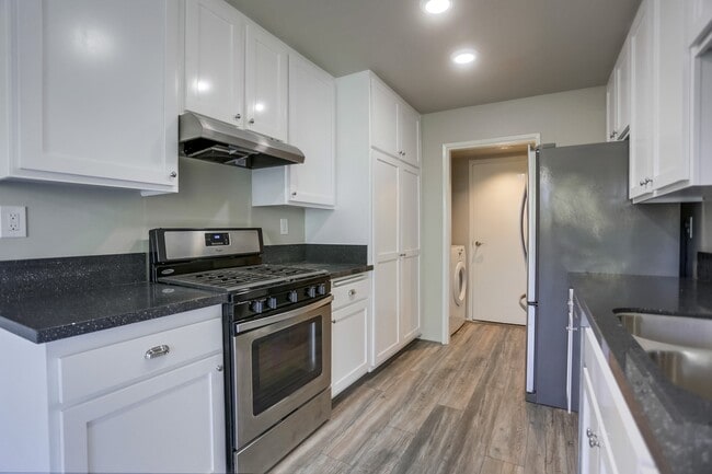 Building Photo - 2 Bedroom Oceanside Condo, with Private Ya...