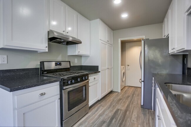 Foto del edificio - 2 Bedroom Oceanside Condo, with Private Ya...