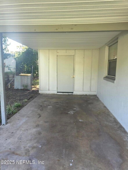 Building Photo - 1927 Delaroche Dr E