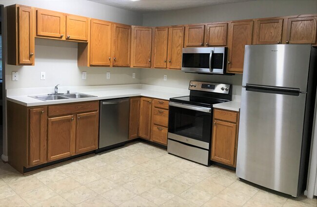 Kitchen w/SS appliances - 9515 Coventry Creek Dr