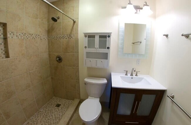 Foto del edificio - 328 W 6th St