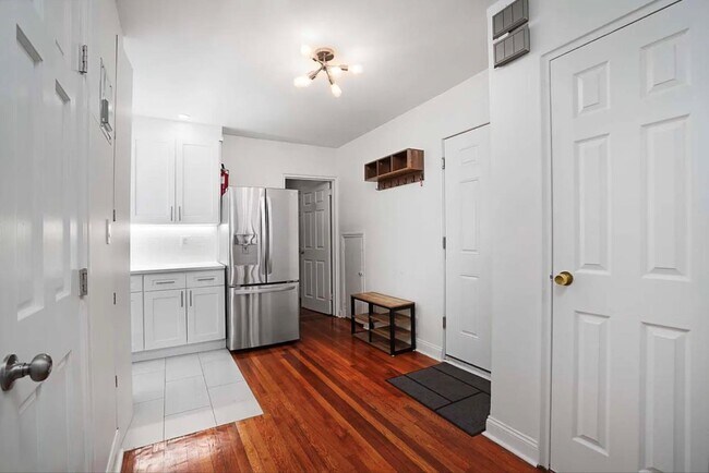 Building Photo - 3038 Kingsbridge Terrace