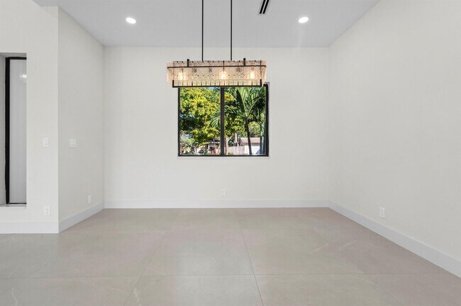 Building Photo - 621 NW 42nd Ave