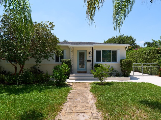 Building Photo - 222 Bayberry Dr