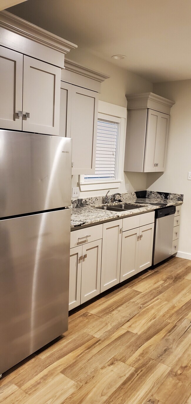 Building Photo - 617 E Center St