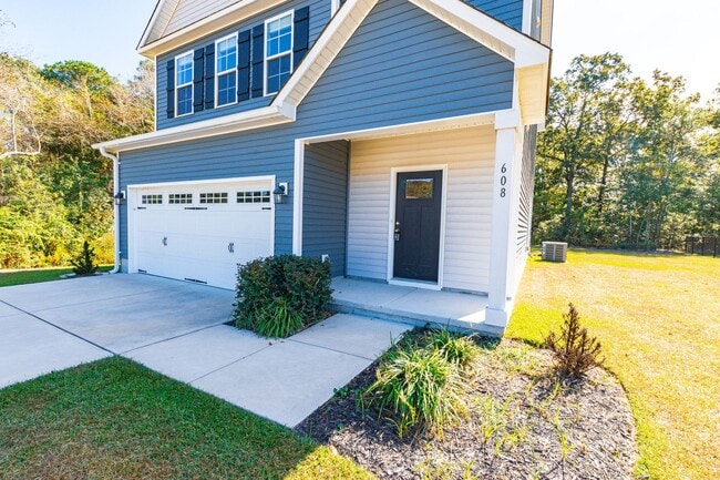 Building Photo - MOVE-IN READY