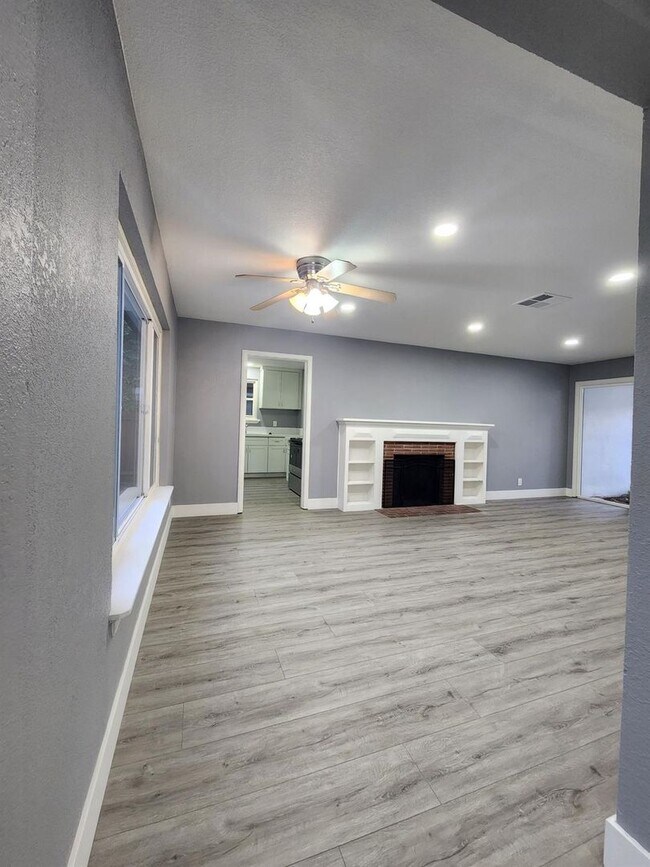 Foto del edificio - Charming 3-Bedroom Home for Rent in a Quie...