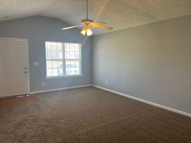Building Photo - Large Living Room & Kitchen!