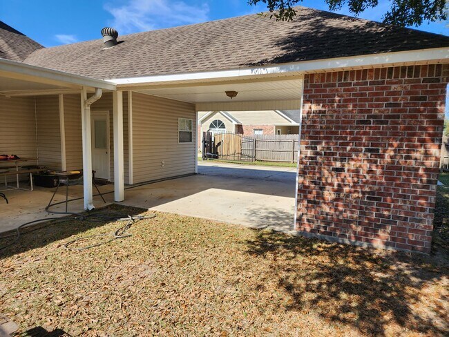 Foto del edificio - 3 bedroom home in Acadiana Place subdivision