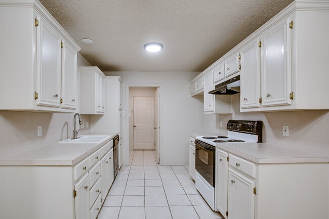 Foto del edificio - Spacious 3/2/2 Duplex!