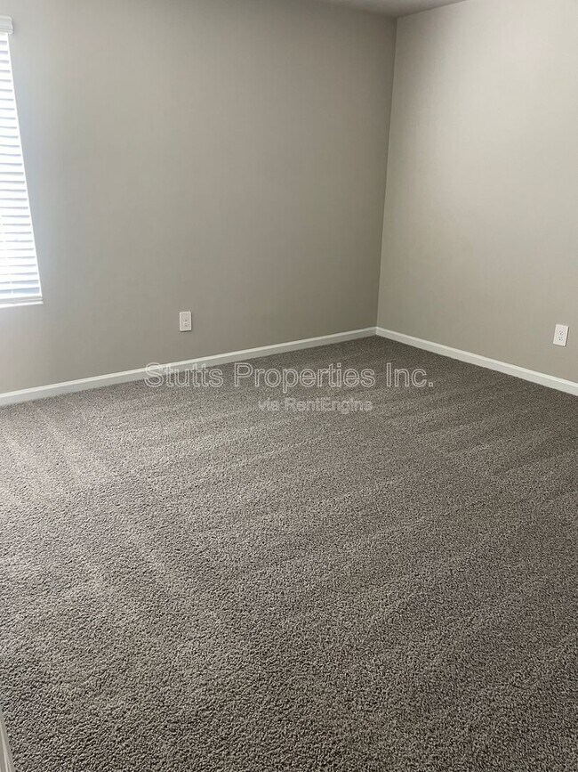 Foto del edificio - 220 Faded Rose Ln