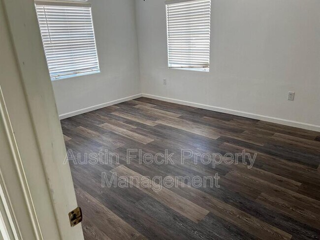 Foto del edificio - 1225 E Spence Ave