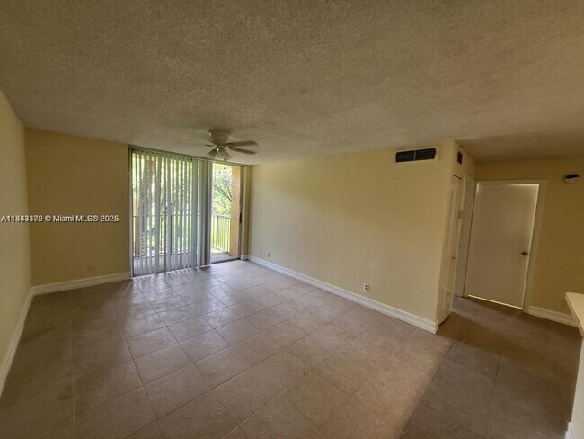 Foto del edificio - 10765 Cleary Blvd