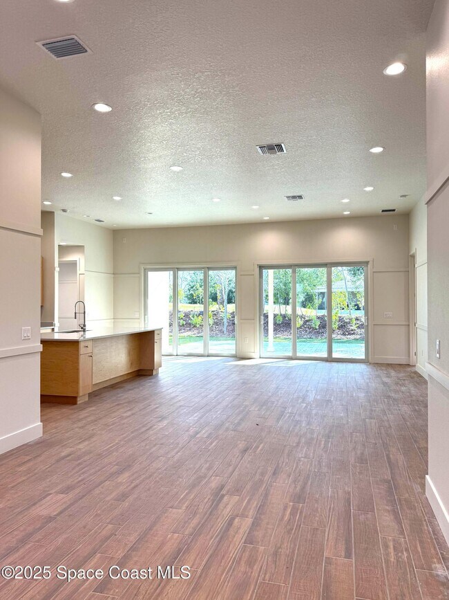 Building Photo - 2801 Edington Dr