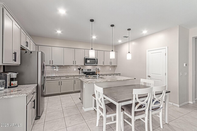 Foto del edificio - 17344 W Country Club Terrace