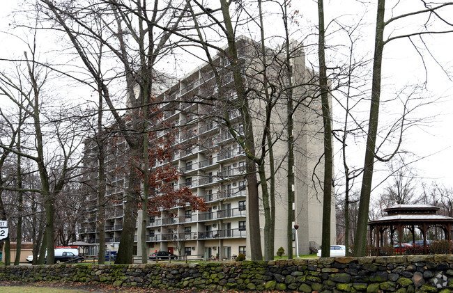 Building Photo - Saferstein Towers