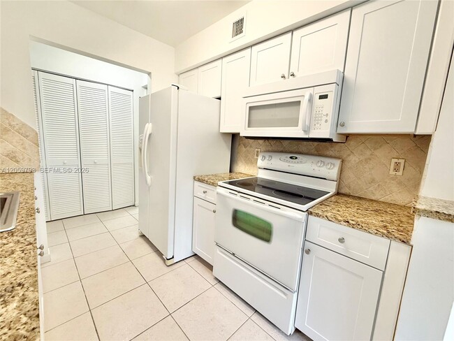Foto del edificio - 9755 Westview Dr