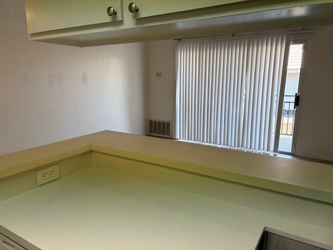Huge living room room with balcony - 74549 Sagebrush Dr