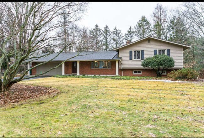 Building Photo - 3 Bed 1.5 Bath Pittsford STUNNER $3250