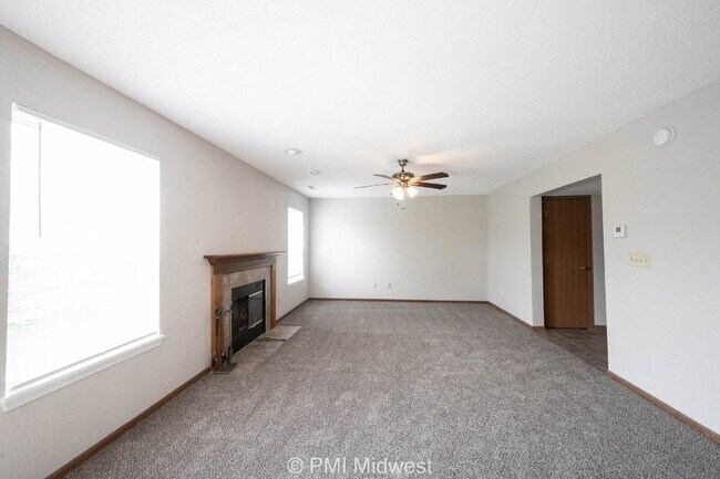 Foto del edificio - "Charming 3-Bedroom Haven with 2.5 Baths in Indianapolis – Your Perfect Retreat on Liverpool Way!"