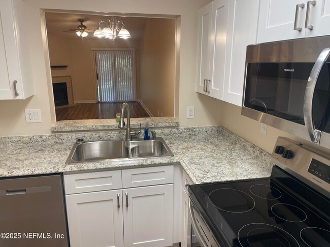 Building Photo - 85 Debarry Ave