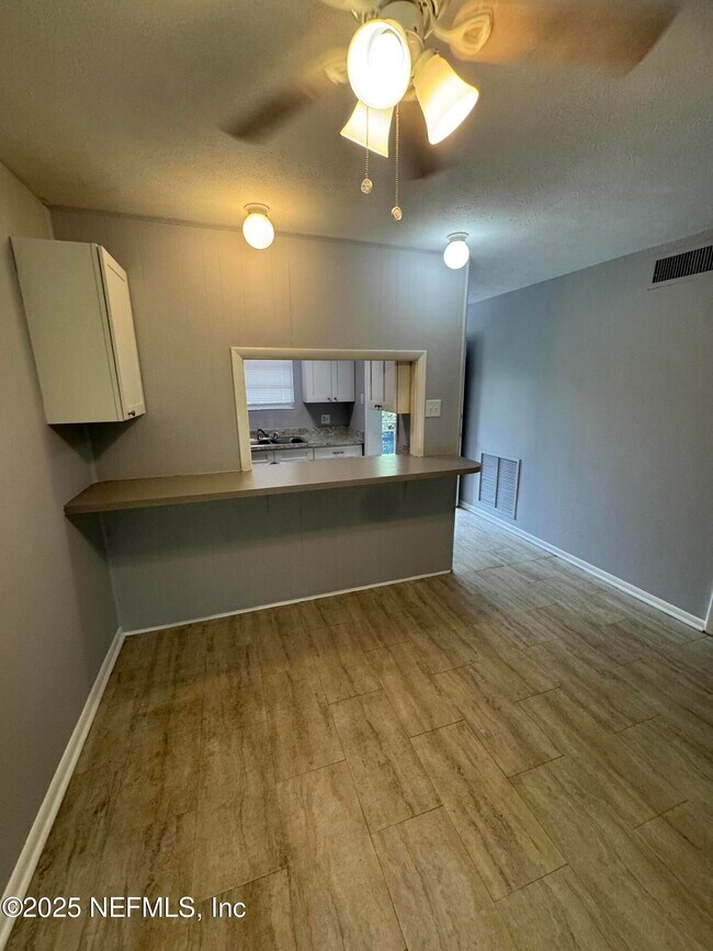Foto del edificio - 2441 Spring Park Rd