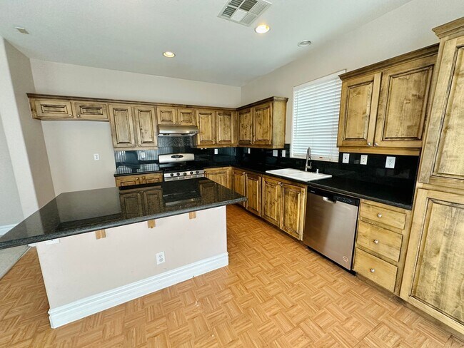 Foto del edificio - Rhodes Ranch guard gated golf course community home with a bedroom & full bath downstairs! Upstai...