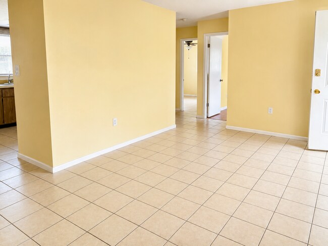 Foto del edificio - 8247 Saybrook Dr