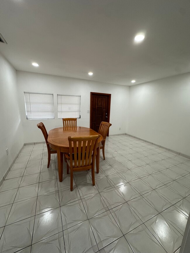 Foto del edificio - 811 NE 2nd Pl