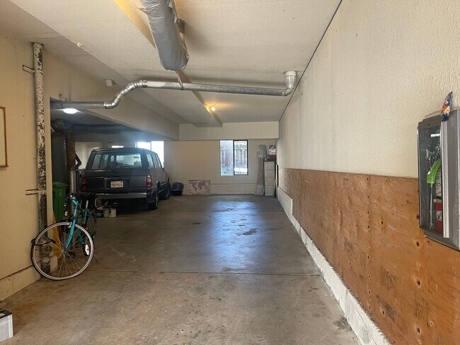 Building Photo - 2 Bedroom /1 Bathroom Apartment Steps from...