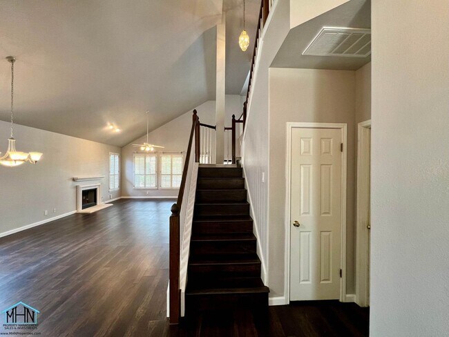 Foto del edificio - Incredible and beautifully landscaped,  3 ...