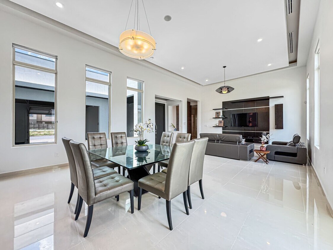 Foto principal - Modern 3-Bed / 3-Bath Home with Pool!