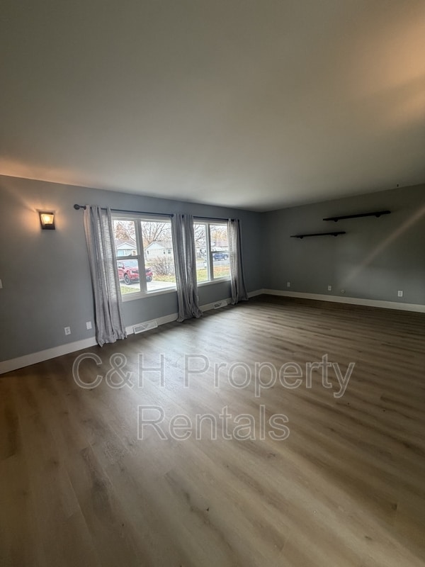 Building Photo - 915 Avenue F