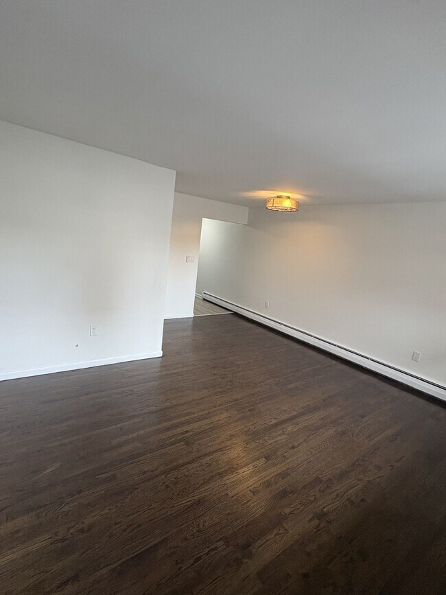 Building Photo - 860 River Dr