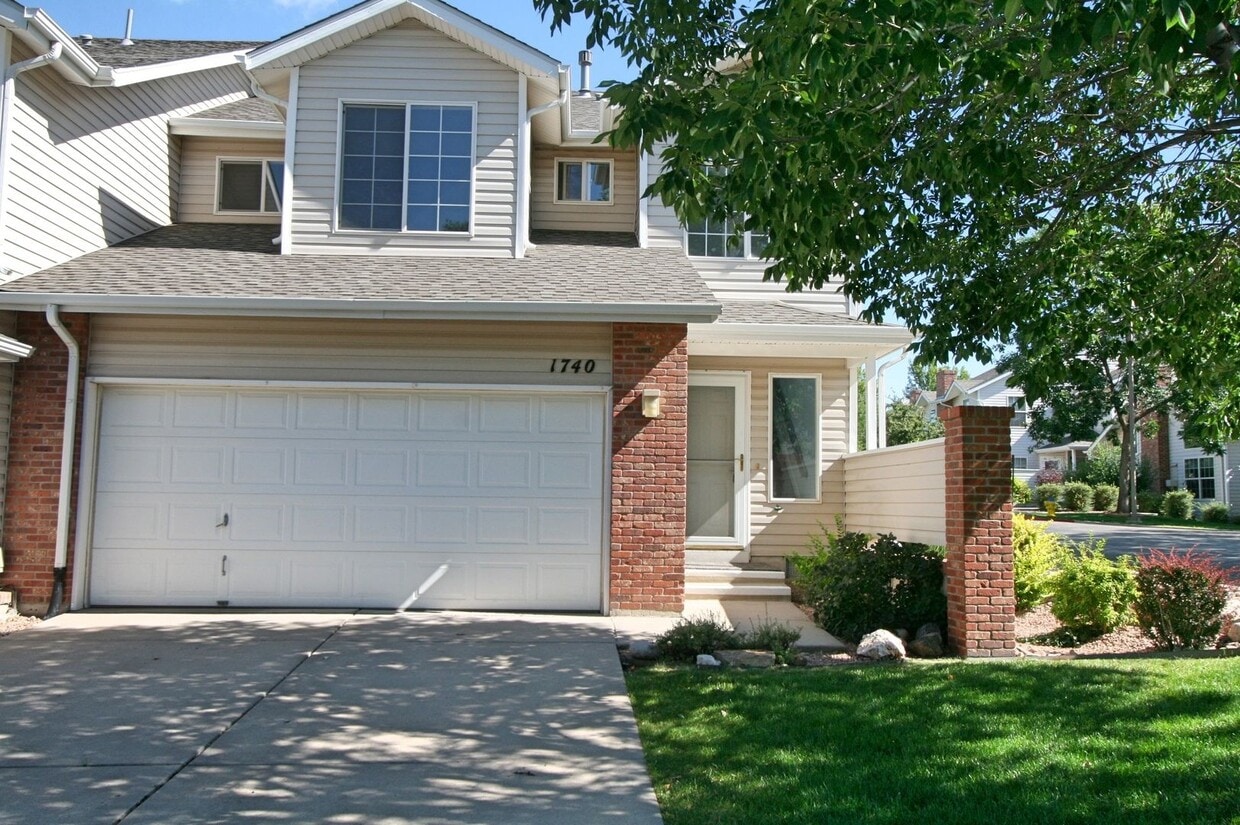 Primary Photo - Desired End Unit Townhouse Available!