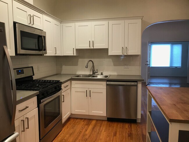 Gourmet kitchen - 1453 S Canfield Ave