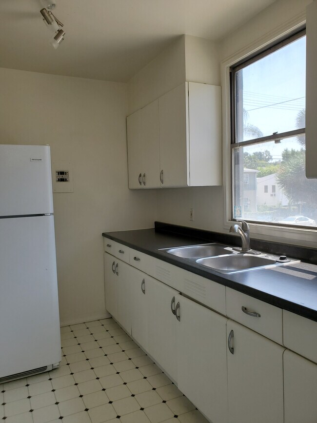 Foto del edificio - 2503 N Beachwood Dr