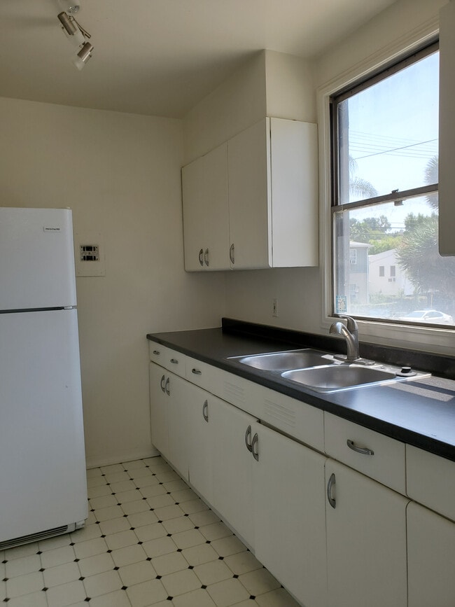 Building Photo - 2503 N Beachwood Dr