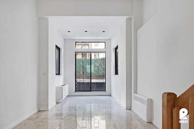 Building Photo - 228 E 81st St