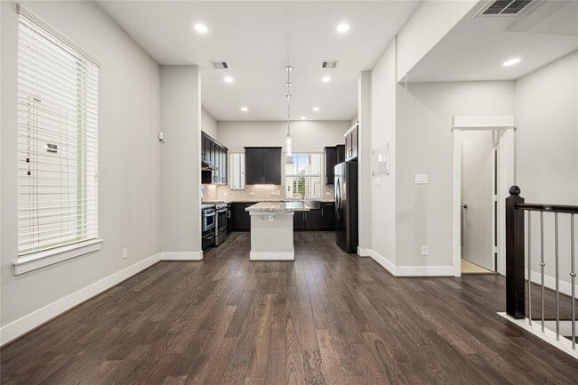 Building Photo - 707 Schwartz St